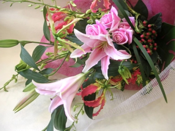 商品番号　bq-1ピンクユリ・グロリオサ・バラの花束