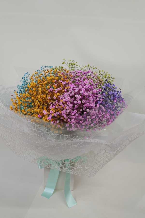5色のかすみ草の花束