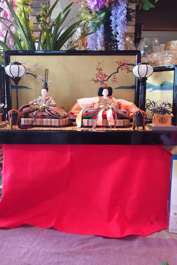 今年もお雛様をお迎えします