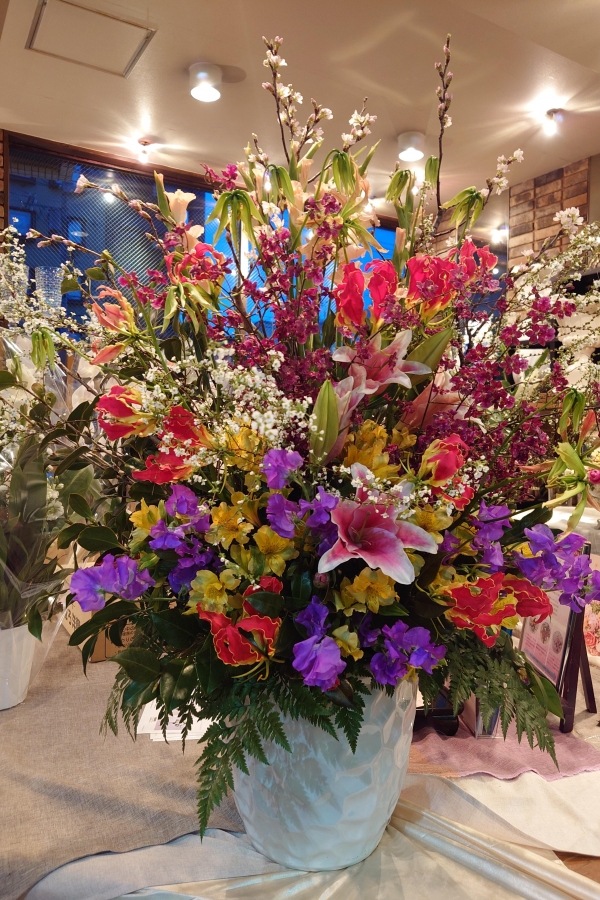 このところご注文が多い演台の花