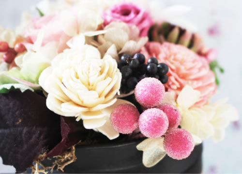 生花のようなみずみずしさとしっとりとした質感を残しながら、生花よりも軽いので、運びやすく扱いやすいところも魅力です。